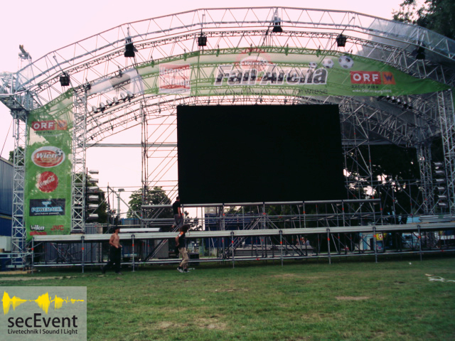 BÃ¼hnenaufbau Fanzone Kaiserwiese